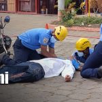 Bomberos fortalecen capacidades con atención en accidentes de motociclistas Foto: Ejercicio demostrativo sobre atención a motociclistas lesionados con bomberos de Managua / TN8