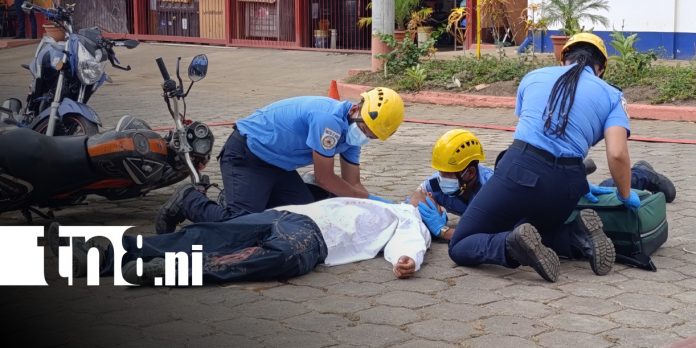 Foto: Ejercicio demostrativo sobre atención a motociclistas lesionados con bomberos de Managua / TN8 Foto: Ejercicio demostrativo sobre atención a motociclistas lesionados con bomberos de Managua / TN8