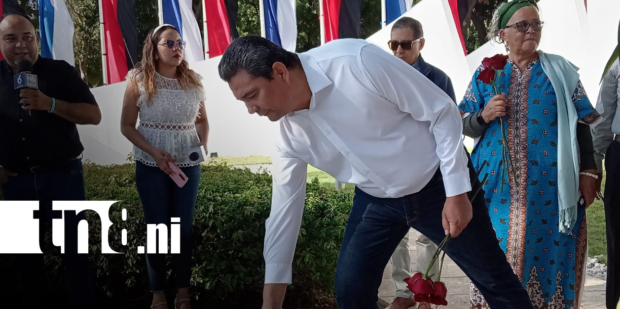Foto: Ofrenda floral para el Comandante Tomás Borge / TN8