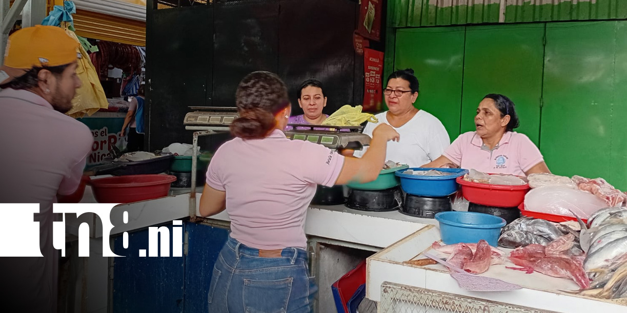 Foto: Natalia y su exitoso puestos de mariscos en el Mercado Israel Lewites / TN8