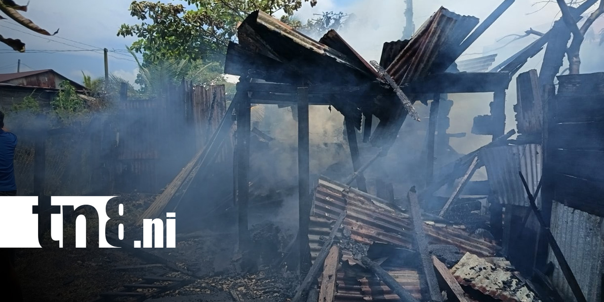 Foto: Incendio en una vivienda del barrio Fátima, en Bluefields / TN8