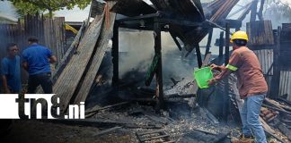 Foto: Incendio en una vivienda del barrio Fátima, en Bluefields / TN8