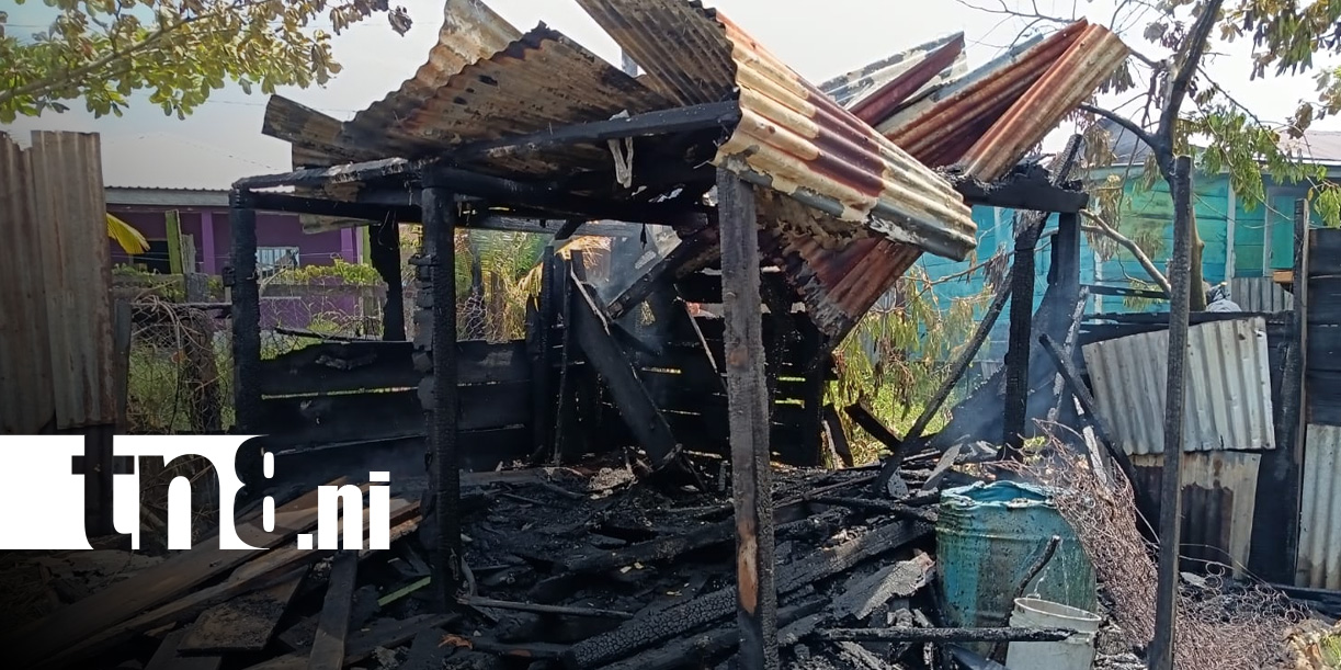 Foto: Incendio en una vivienda del barrio Fátima, en Bluefields / TN8