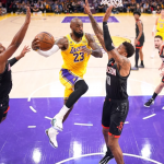 Lakers vencen a Rockets con Lebron James
