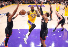 Kennard y James guían sorpresiva victoria de Lakers Lakers vencen a Rockets con Lebron James