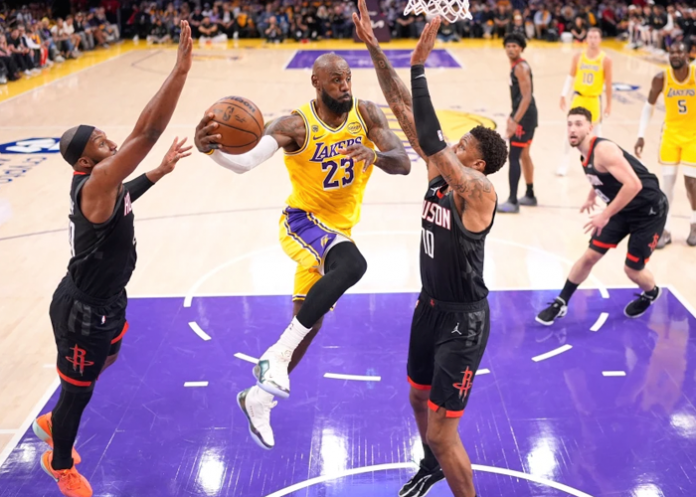 Lakers vencen a Rockets con Lebron James