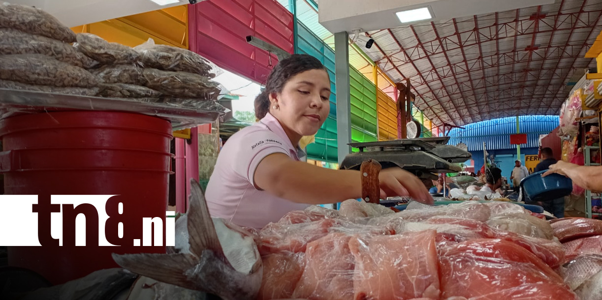 Foto: Natalia y su exitoso puestos de mariscos en el Mercado Israel Lewites / TN8