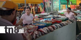 Foto: Natalia y su exitoso puestos de mariscos en el Mercado Israel Lewites / TN8