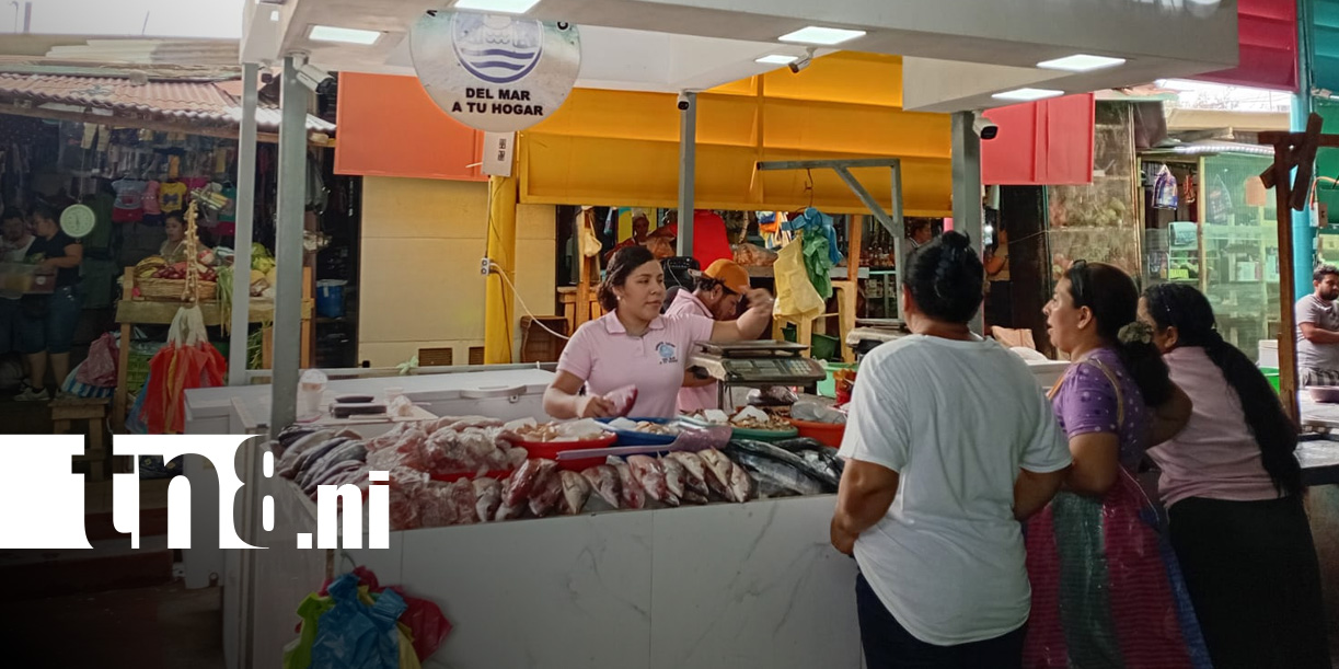 Foto: Natalia y su exitoso puestos de mariscos en el Mercado Israel Lewites / TN8