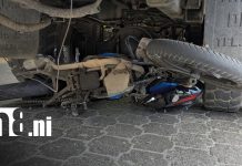 Milagro en Managua: pareja sobrevive tras quedar bajo camión cisterna Foto: Fuerte accidente con moto en Managua / TN8