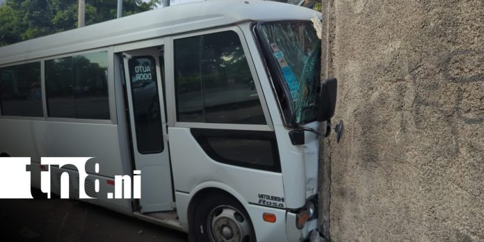 Foto: Accidente con microbús en Batahola, Managua / TN8 Foto: Accidente con microbús en Batahola, Managua / TN8