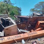 Camión grúa se vuelca en Nandaime y deja a conductor atrapado entre los hierros Foto: Conductor queda atrapado tras vuelco en Nandaime /TN8