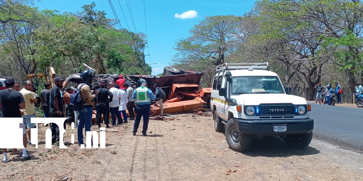 Foto: Conductor queda atrapado tras vuelco en Nandaime /TN8