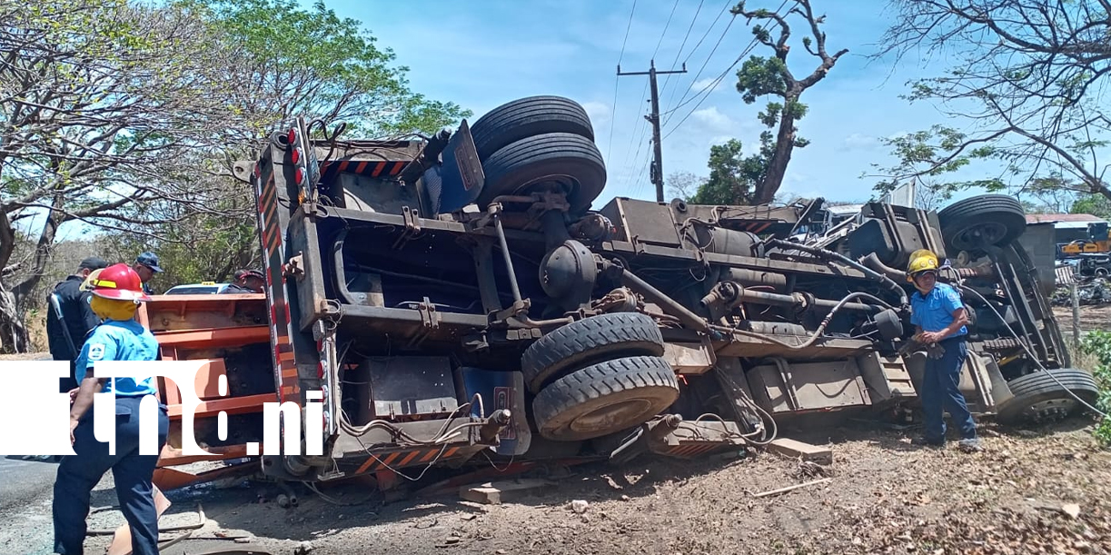 Foto: Conductor queda atrapado tras vuelco en Nandaime /TN8