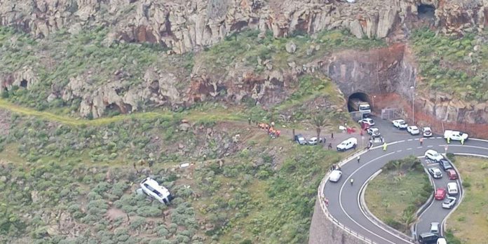 Foto: Autobús se precipita por un barranco en Canarias /Cortesía