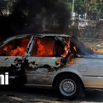 Incendio destruye automóvil frente a Maxi Palí en Managua Foto: Vehículo arde en llamas frente al Maxi Palí/TN8