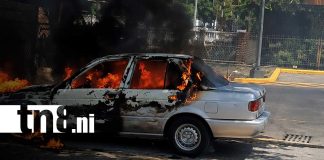 Foto: Vehículo arde en llamas frente al Maxi Palí/TN8