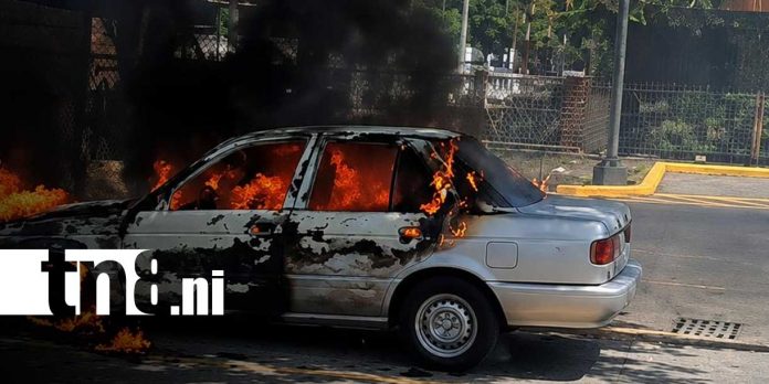 Foto: Vehículo arde en llamas frente al Maxi Palí/TN8 Foto: Vehículo arde en llamas frente al Maxi Palí/TN8