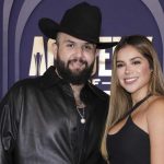 Foto: Carín León y su pareja sufren susto en elevador / Cortesía