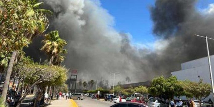 Foto: incendio en centro comercial cobra varias vidas en México/Cortesía