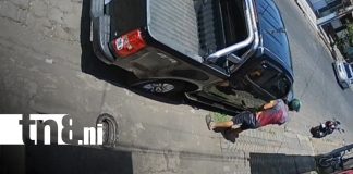 Foto: Cámaras captan robo de espejo de camioneta en el Mercado Oriental, Managua/TN8