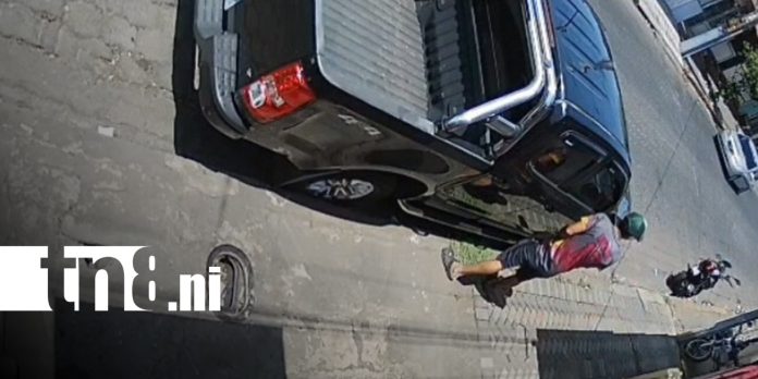 Foto: Cámaras captan robo de espejo de camioneta en el Mercado Oriental, Managua/TN8