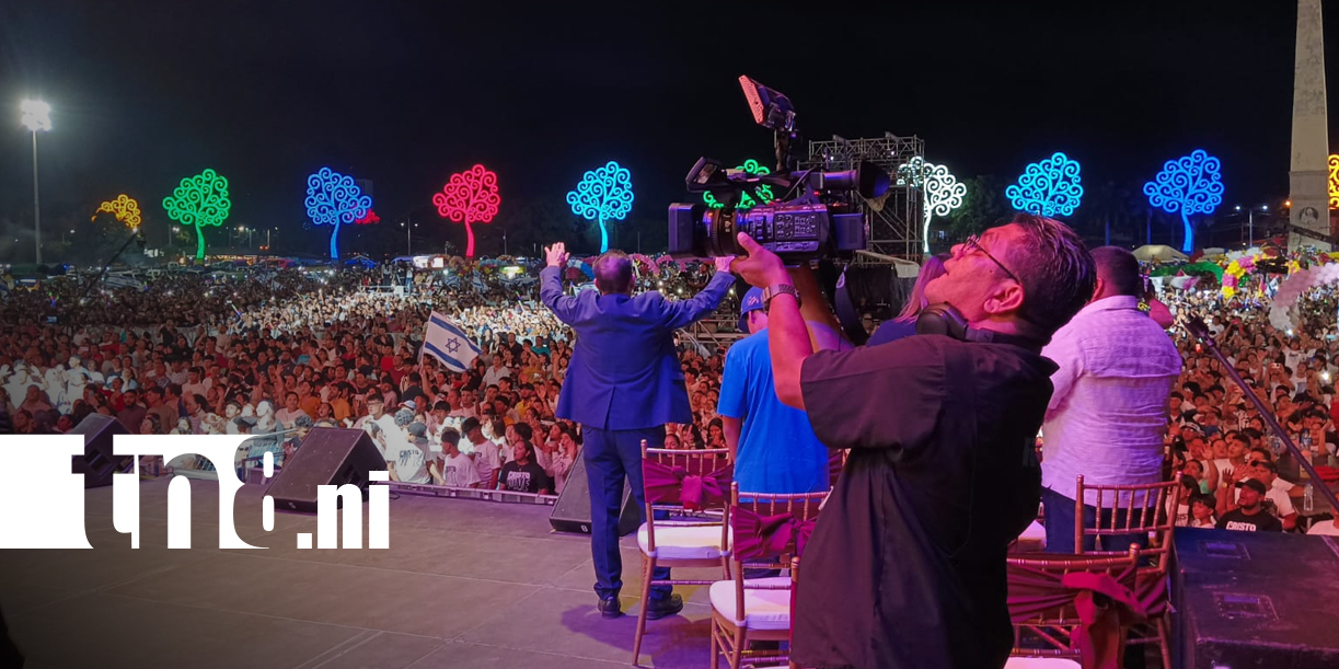 Foto: Vigilia reúne a miles de familias por aniversario de Iglesia Ríos de Agua Viva y Radio Maranatha/TN8