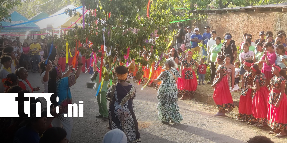 Foto: Familias disfrutan del tradicional Palo de Mayo en Bilwi/TN8
