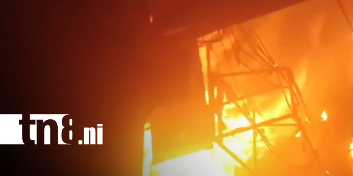 1 Foto: Fuerte incendio consume tres tramos en el Mercado Oriental/TN8