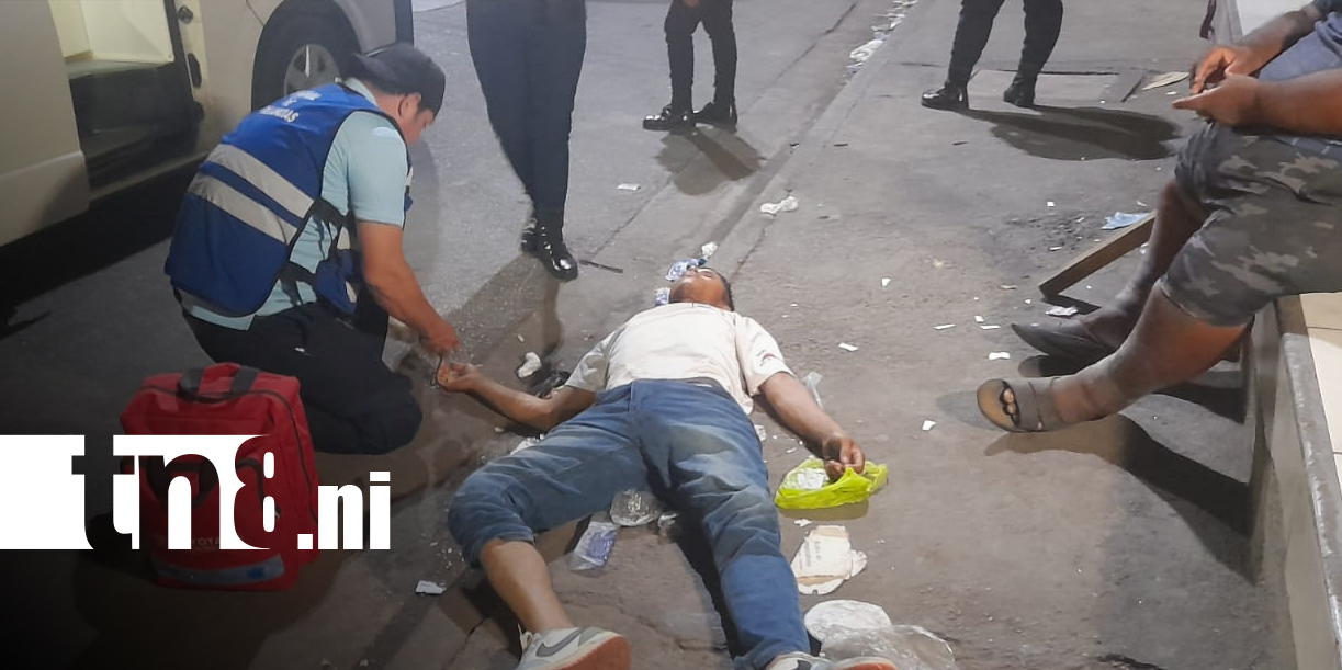 Foto: Abandonan a hombre inconsciente tras bajar de bus en Managua/TN8