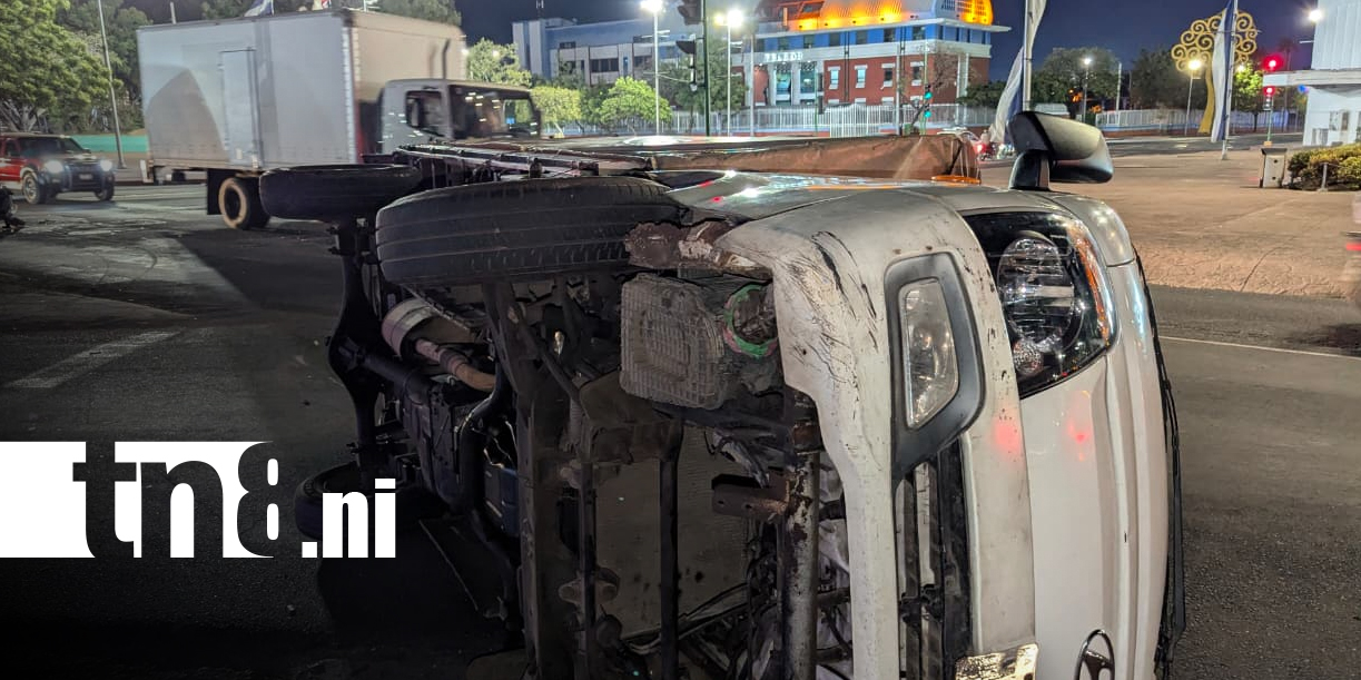 Foto: Accidente en Managua deja camioncito volcado tras fuerte colisión/TN8