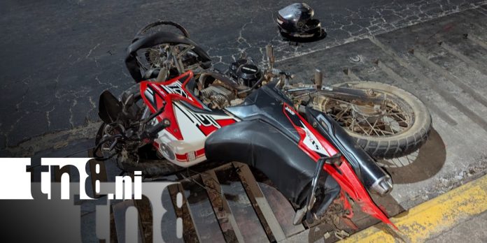 1 Foto: Motociclista gravemente lesionado tras impactar su moto contra un poste, en Managua/TN8