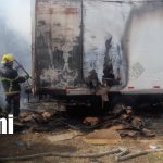 Quema de basura provoca incendio en camión cargado con material inflamable en Managua Foto: Quema de basura provoca incendio en camión cargado con material inflamable en Managua/TN8
