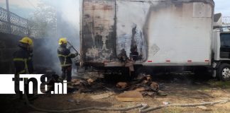 Foto: Quema de basura provoca incendio en camión cargado con material inflamable en Managua/TN8