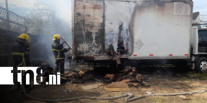 1 Foto: Quema de basura provoca incendio en camión cargado con material inflamable en Managua/TN8