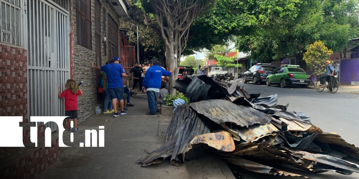 Foto: Tapicería Santana quedó reducida a cenizas / TN8