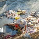 Adulto mayor cae a cauce en Managua y es rescatado por Bomberos Unidos FOTO: Adulto mayor cae a cauce en Managua/TN8