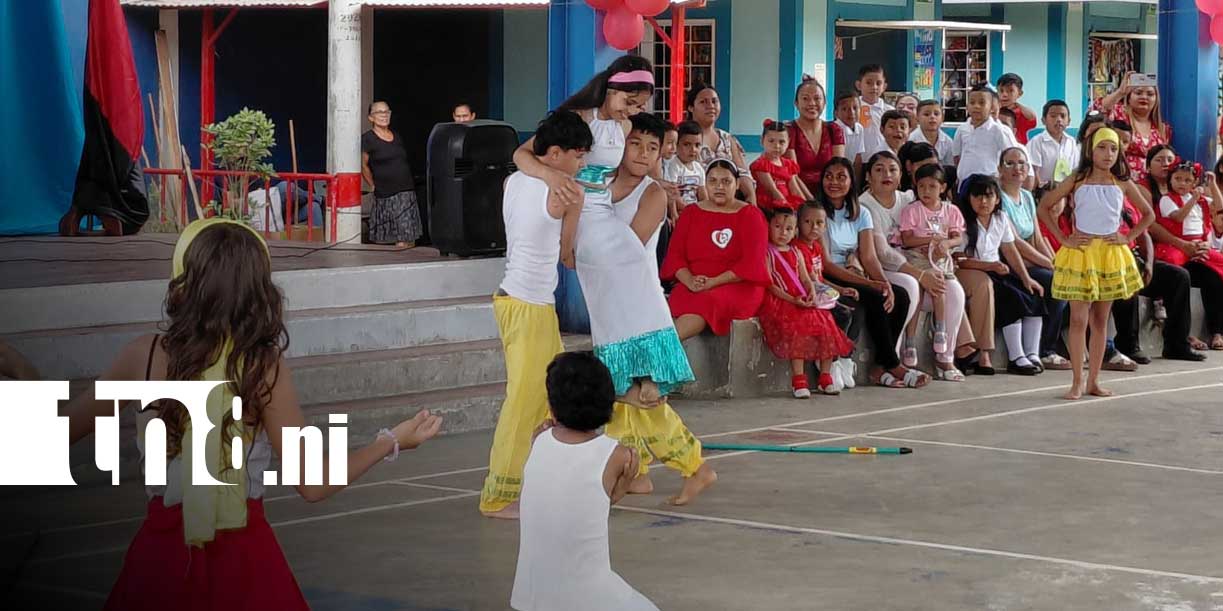 Foto:Estudiantes celebran a las madres con cantos, poemas y actividades culturales/TN8