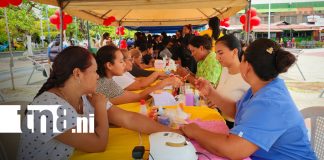 Foto:Estudiantes de belleza consienten a madres en Rivas/TN8