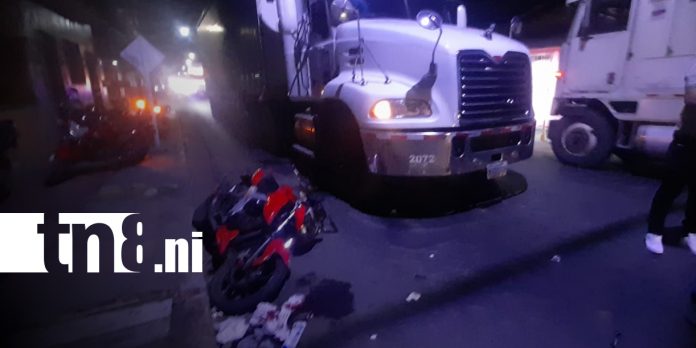1 Foto: Motorizado termina con graves lesiones tras ser impactado por una rastra, en Managua/TN8