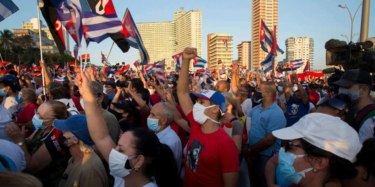 Foto: Díaz-Canel y miles de cubanos cierran filas junto a Raúl Castro /Cortesía