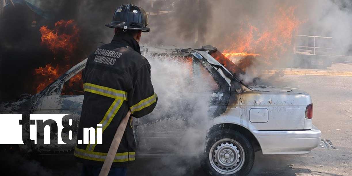 Foto: Vehículo arde en llamas frente al Maxi Palí/TN8