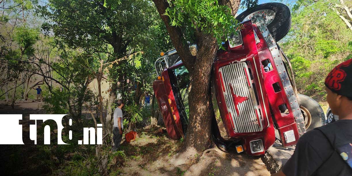 Foto: Fuerte accidente en Teustepe deja camión ganadero y bus involucrados/TN8