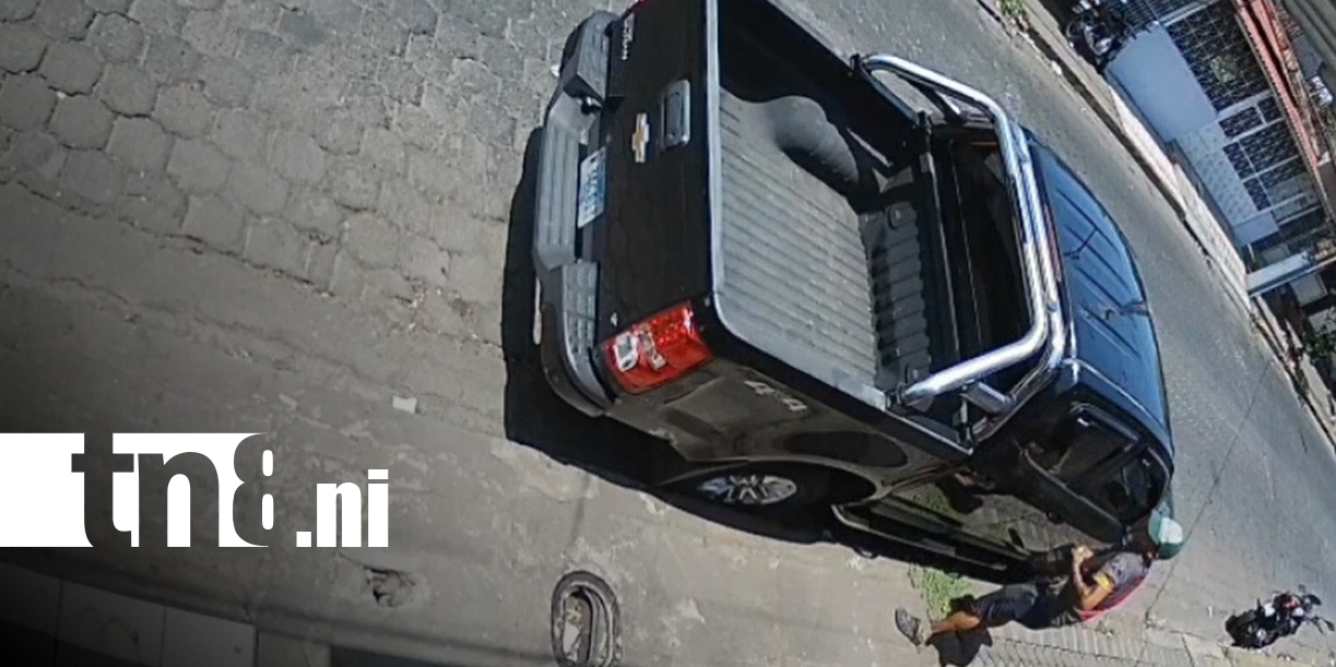 Foto: Cámaras captan robo de espejo de camioneta en el Mercado Oriental, Managua/TN8