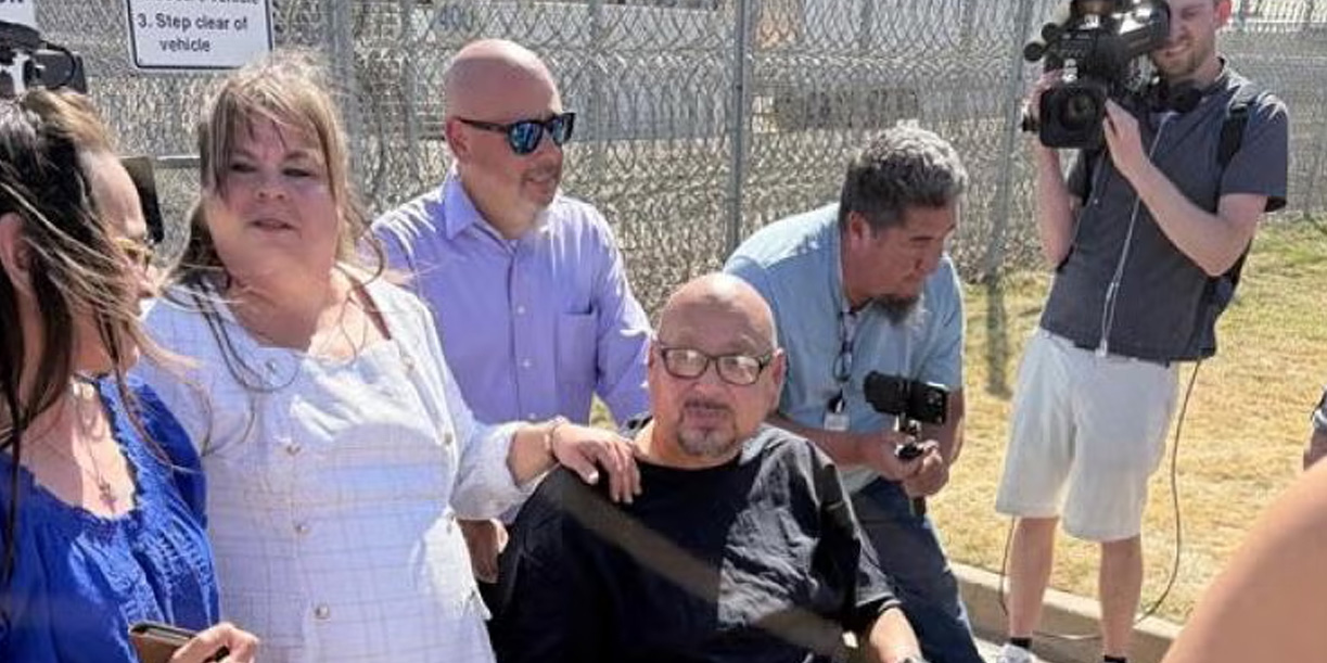 Foto: Sujeto recupera su libertad tras pasar 27 años preso por una condena errónea / Cortesía