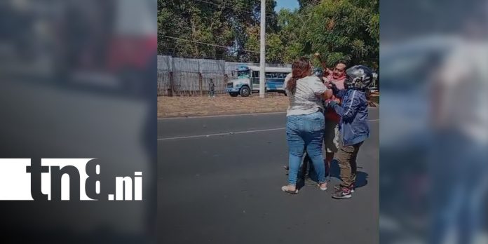 Foto: Pelea entre motociclistas y taxista en carretera a Masaya/TN8