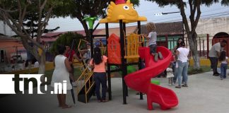 Foto: Familias celebran entrega de mejoras en el Parque Central de Nandaime/TN8