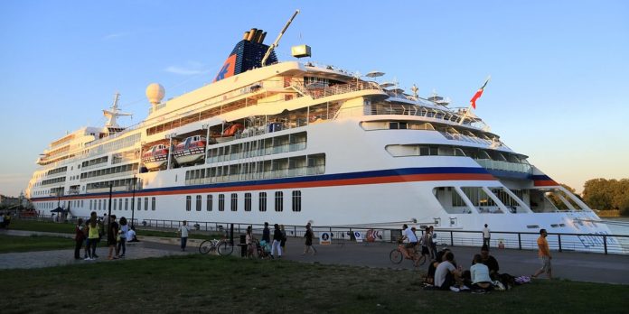 Foto: Misterioso brote sacude crucero en Francia/ Cortesía