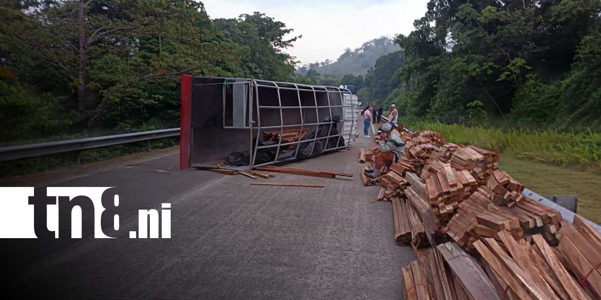 Foto: Conductor y acompañante sobreviven tras brutal vuelco en Bluefields /TN8