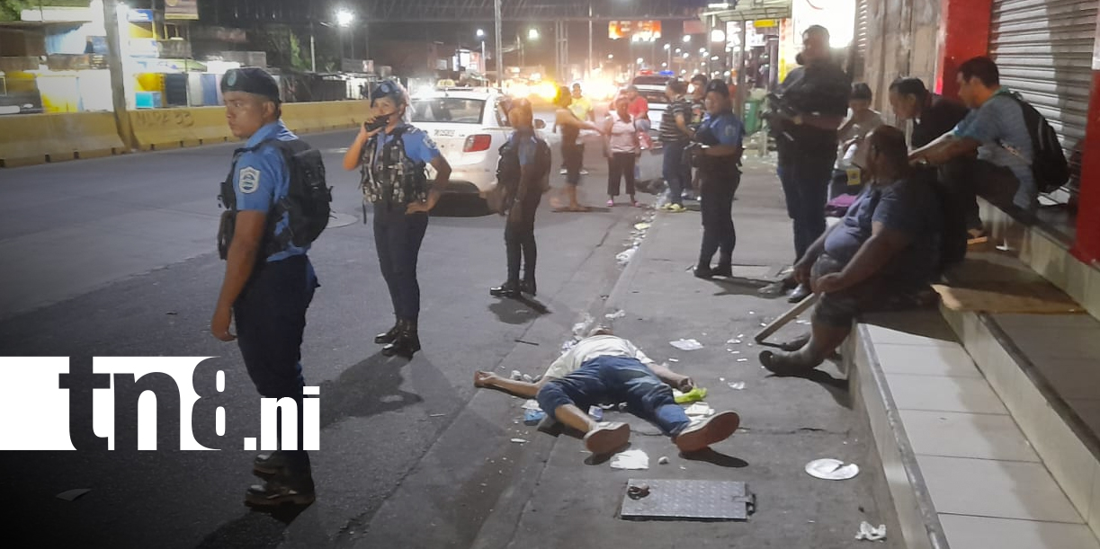 Foto: Abandonan a hombre inconsciente tras bajar de bus en Managua/TN8